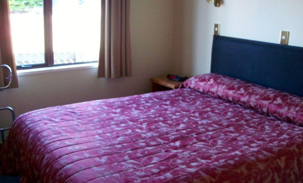 Allan Court Motel 4*